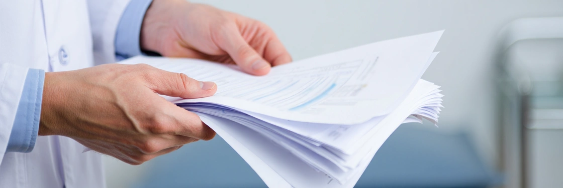 Врач держит документы